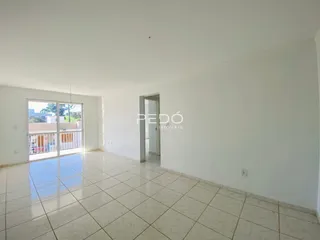Ambiente interno de uma sala com piso de cerâmica e porta de vidro.