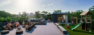 Área externa com piscina e jardim em uma residência.