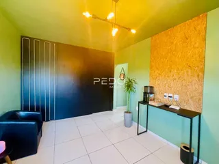 Ambiente interno com paredes verdes e piso branco em uma residência.