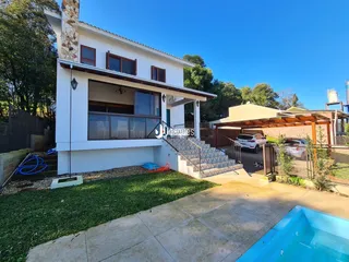 Fachada de uma casa em Lajeado, Brasil, com jardim e piscina.