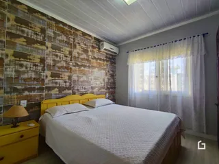 Quarto com cama e janela decorada em Lajeado.