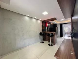 Ambiente interno de uma sala de estar com área de cozinha em Lajeado.