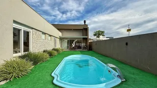 Vista externa de uma casa com piscina e jardim em Lajeado.