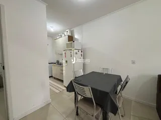 Vista de uma sala de jantar com mesa e cadeiras em um imóvel no Brasil.