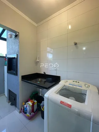 Foto de um ambiente interno com paredes brancas e piso de cerâmica.