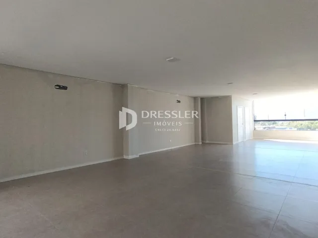 Espaço interno de uma residência com paredes brancas e piso claro.