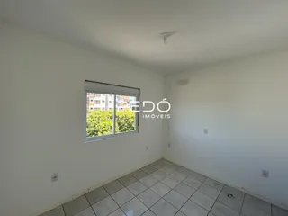 Uma sala interna com piso de cerâmica e janela.