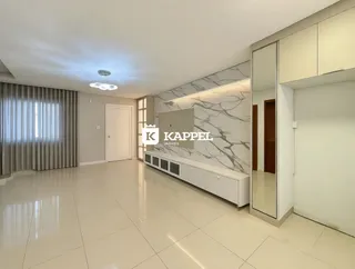 Cozinha moderna com armários brancos e piso claro.