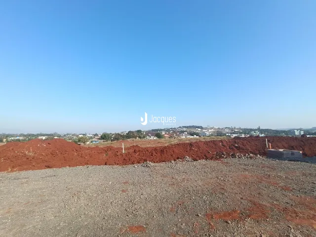 Vista da paisagem com solo avermelhado e céu azul.