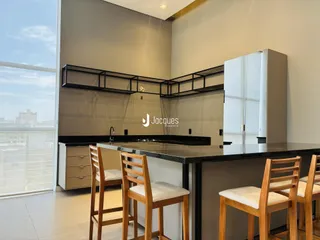 Foto de uma cozinha moderna com balcão e janelão.