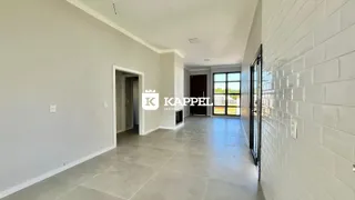 Hall de entrada com paredes cinzas e piso claro.