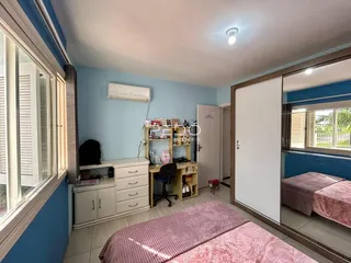 Quarto com janela e armário em um imóvel no Brasil.