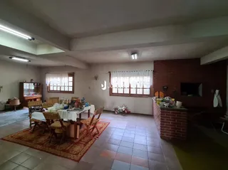 Sala de estar com piso de cerâmica e janelas.