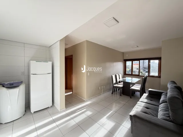 Sala de estar com piso de cerâmica e mesa de jantar em um imóvel no Brasil.