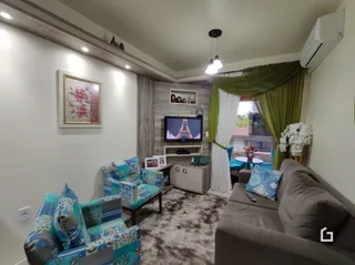 Sala de estar com sofá e tapete em um imóvel no Brasil.