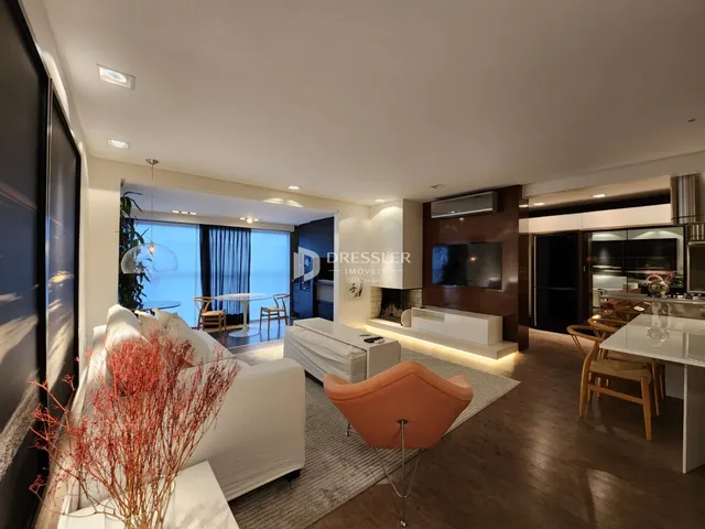 Sala de estar de um apartamento em Lajeado, Brasil, com vista para o mar.