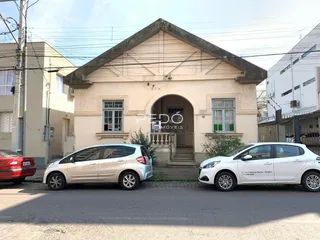Fachada de uma residência em Lajeado, Brasil, com carros estacionados na frente.