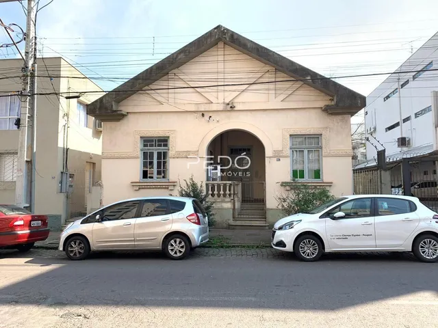 Fachada de uma residência em Lajeado, Brasil, com carros estacionados na frente.