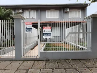 Fachada de uma casa em Lajeado, Brasil com portão de metal.
