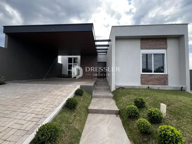 Fachada moderna de uma residência com área externa em Lajeado, Brasil.