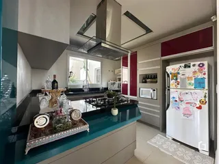 Uma cozinha moderna com ilha e armários em um imóvel no Brasil.