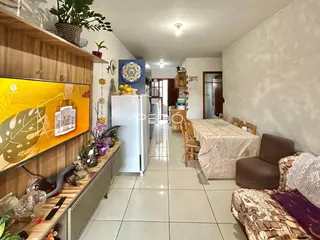 Interior de uma sala de jantar com cozinha em um imóvel em Lajeado, Brasil.