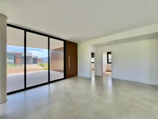 Sala de estar com grandes portas de vidro que dão acesso a uma área externa.
