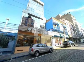 Fachada de um edifício comercial na rua em Lajeado, Brasil.