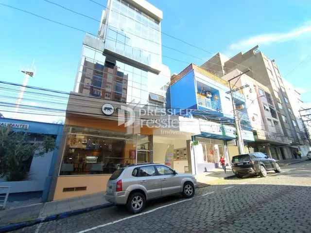 Fachada de um edifício comercial na rua em Lajeado, Brasil.