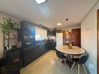 Foto de uma área comum com cozinha e sala de jantar em um imóvel.