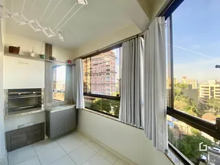 A sala de estar possui uma grande janela com vista para a cidade.