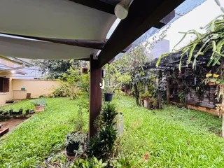 Vista do jardim externo de uma propriedade em Lajeado, Brasil.