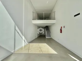 A foto mostra um corredor interno de um imóvel.