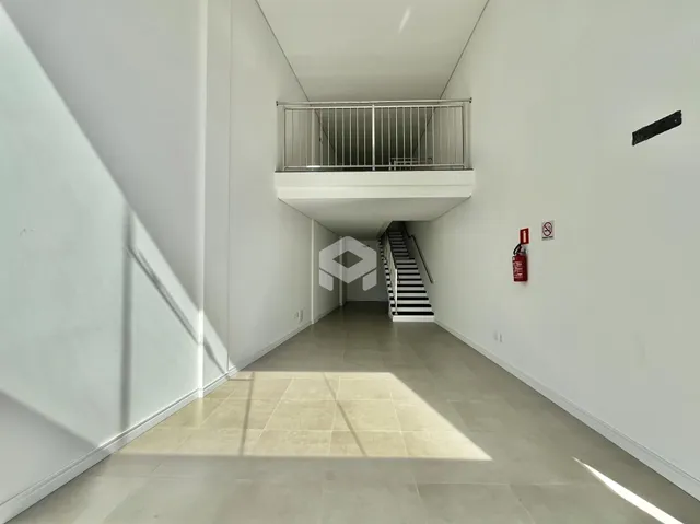 A foto mostra um corredor interno de um imóvel.