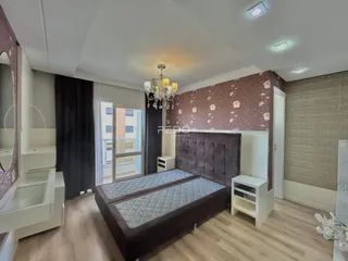 Quarto com cama e decoração em um apartamento.