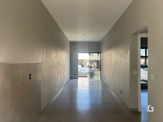 Corredor interno de uma residência com piso de cerâmica.