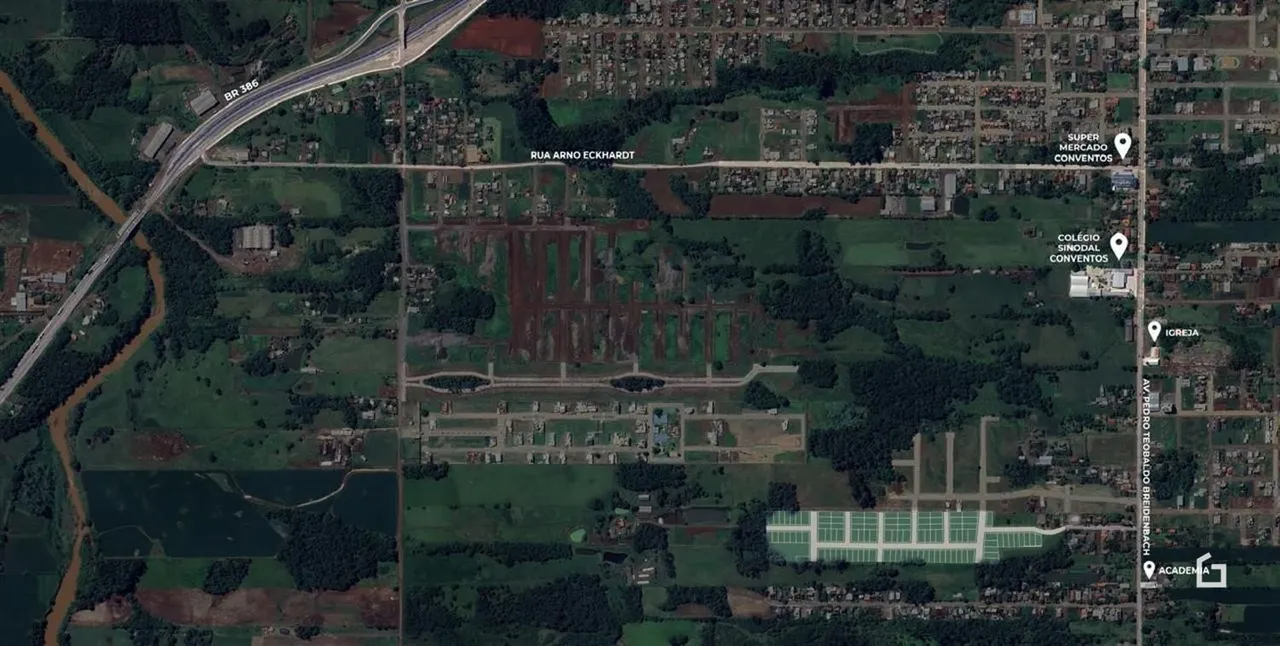 Vista aérea de uma área residencial em Lajeado, Brasil, mostrando ruas e vegetação.