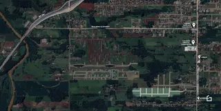 Vista aérea de uma área residencial em Lajeado, Brasil, mostrando ruas e vegetação.