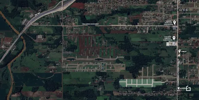 Vista aérea de uma área residencial em Lajeado, Brasil, mostrando ruas e vegetação.