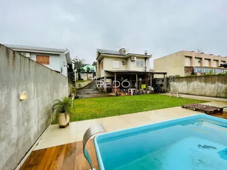Vista externa de uma propriedade com piscina e jardim em Lajeado, Brasil.