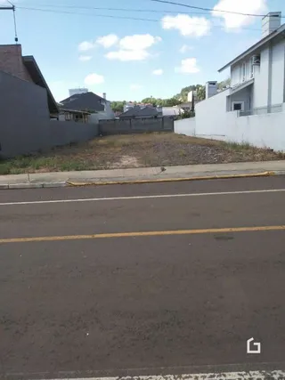 Fachada de uma residência em Lajeado, Brasil, vista da rua.