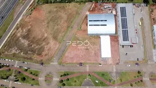 Vista aérea de um terreno com uma edificação industrial.