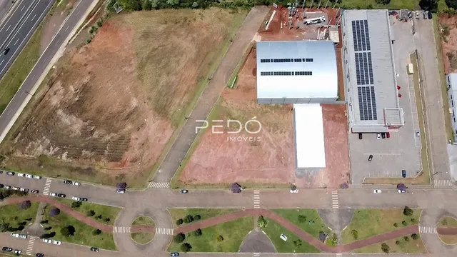 Vista aérea de um terreno com uma edificação industrial.