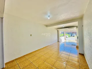 Hall de entrada com piso de cerâmica no interior da propriedade.