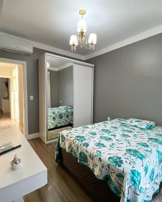 Quarto com cama e guarda-roupa em um imóvel no Brasil.