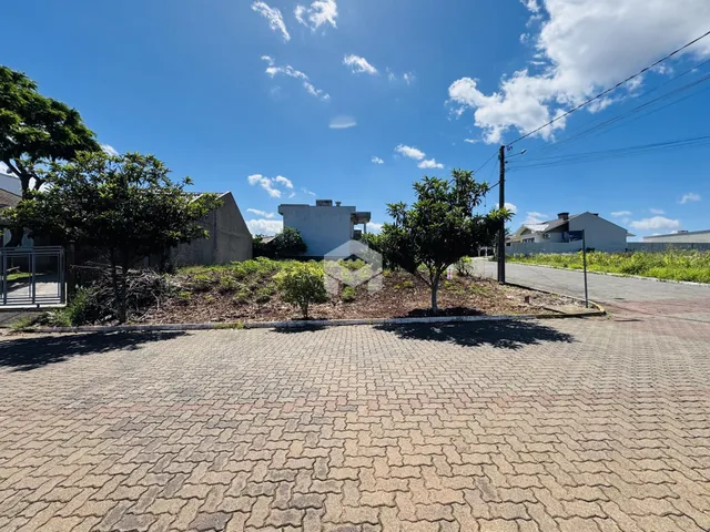 Vista externa da propriedade em Lajeado, Brasil, mostrando a frente e a vegetação.