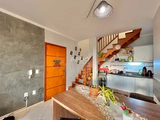 Interior da sala de jantar e cozinha de uma residência em Lajeado.