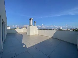 Varanda com piso de cerâmica oferecendo uma vista panorâmica da cidade.