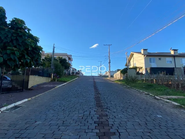 Vista da rua em Lajeado, Brasil com casas ao fundo.