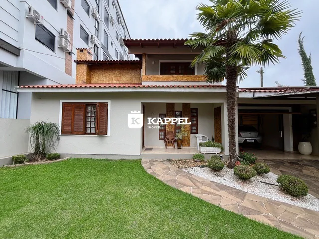 Fachada de uma residência com jardim em Lajeado, Brasil.